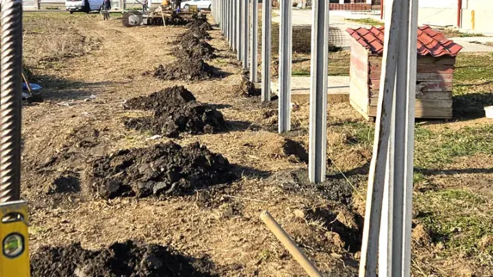 Kerítésszerelés: munkagödrök és beton kerítésoszlopok a telken
