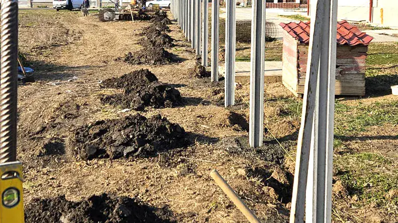 Kerítésszerelés: munkagödrök és beton kerítésoszlopok a terepen