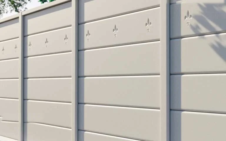 Betonkerítés vízszintes kerítéselemekkel és egy sor domborműves liliommal