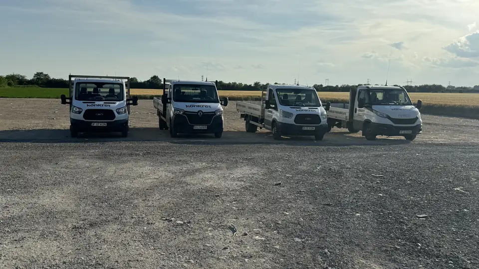 A Konkret Line négy platós teherautója — saját szállítóflotta a kiszállításokhoz